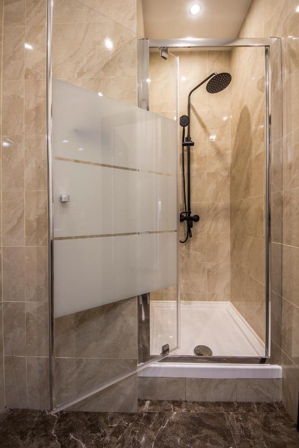 Apartments On Ploshcha Ukrainskykh Heroiv Kiev Luaran gambar